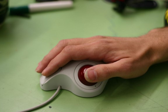 hand using thumb mouse